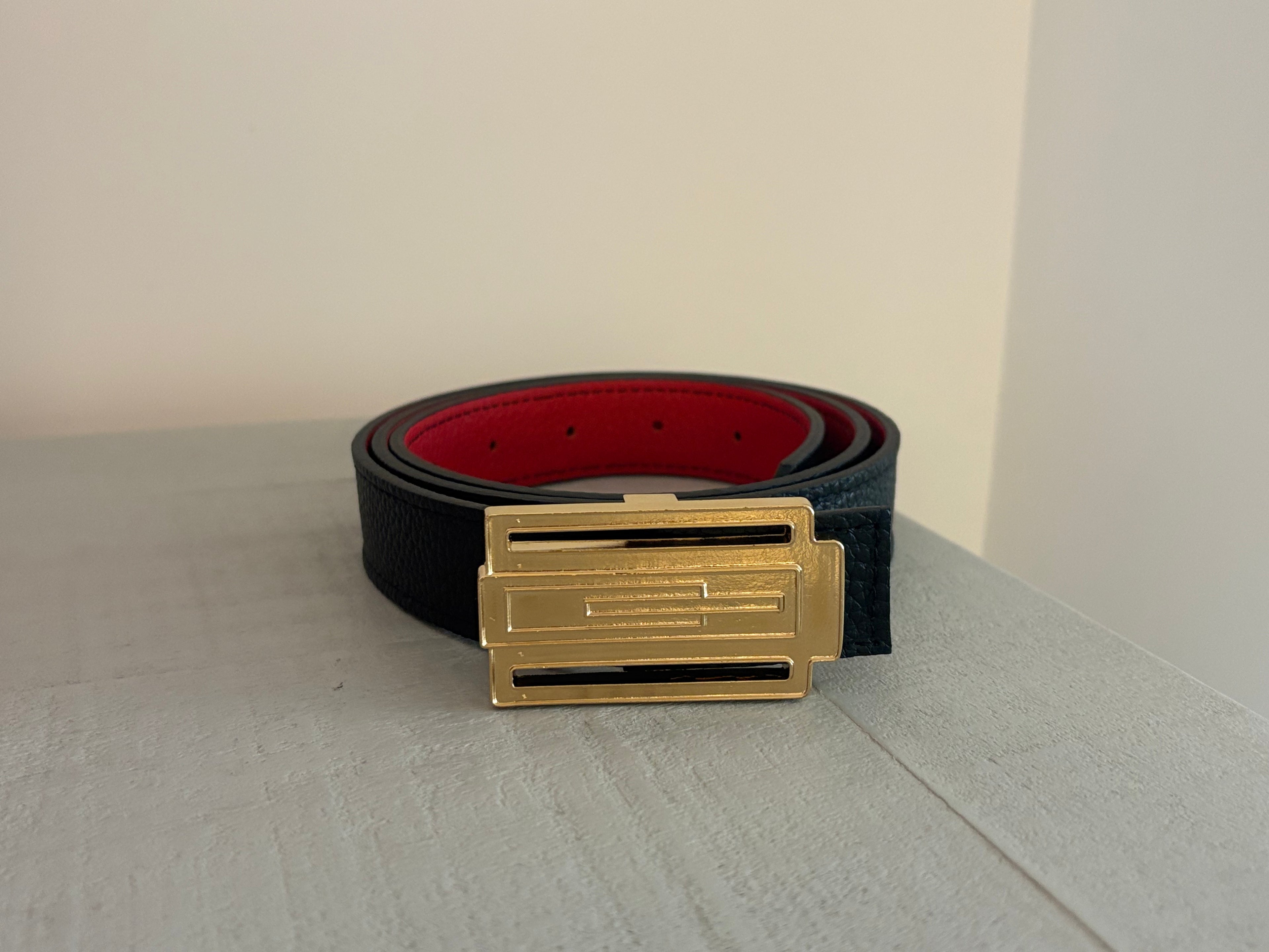 Cinturón Zizhá con hebilla bañada en oro y correa reversible de piel, elaborado artesanalmente en España.