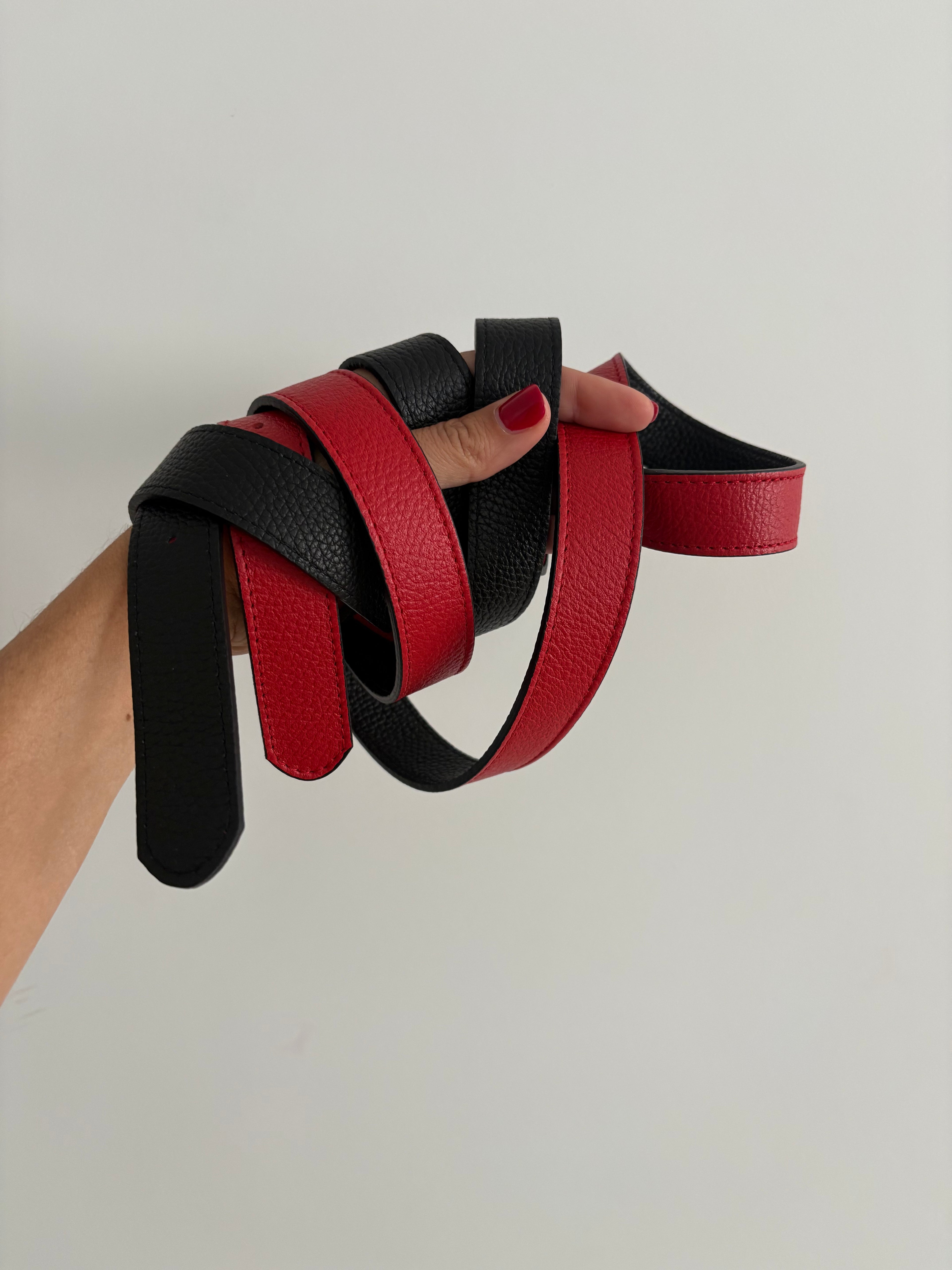 Correa de piel de bovino labrada reversible en negro y rojo, hecha a mano en España.
