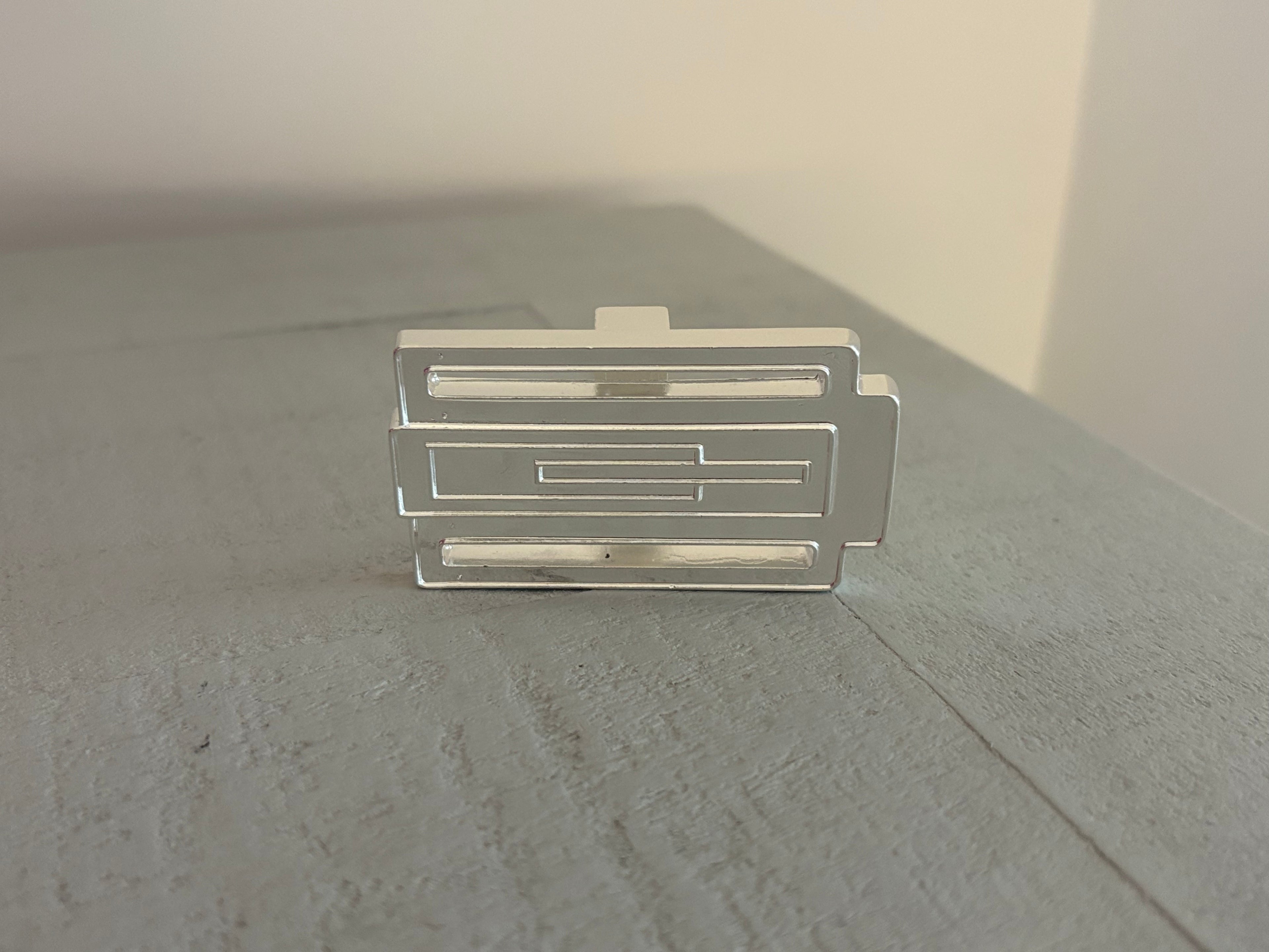 Hebilla bañada en plata lacada a mano Zizhá, diseño artesanal exclusivo para cinturones de lujo.