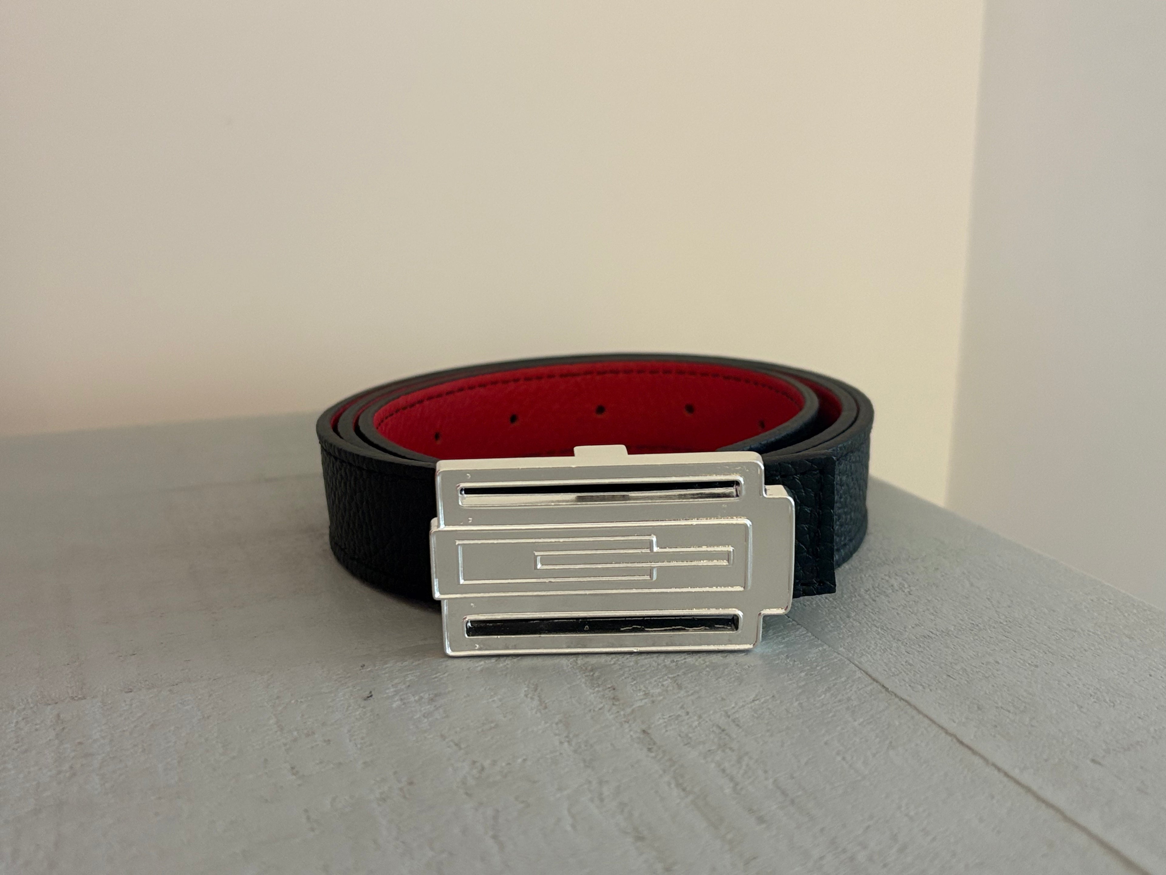 Cinturón de piel negra Zizhá con hebilla plateada lacada a mano, reversible y fabricado artesanalmente en España