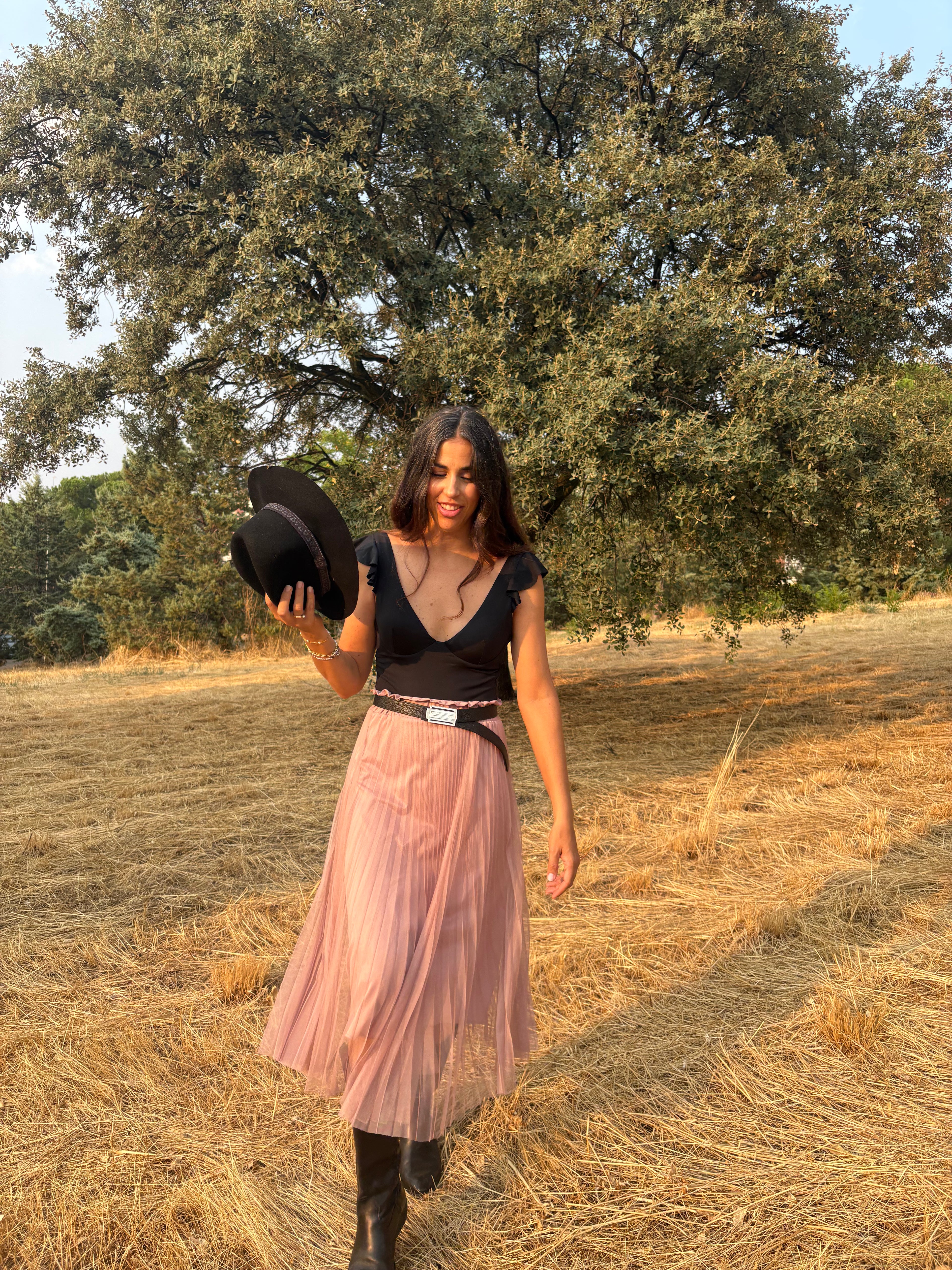 Look con cinturón Zizhá de piel negra y hebilla bañada en plata lacada a mano, hecho artesanalmente en España.