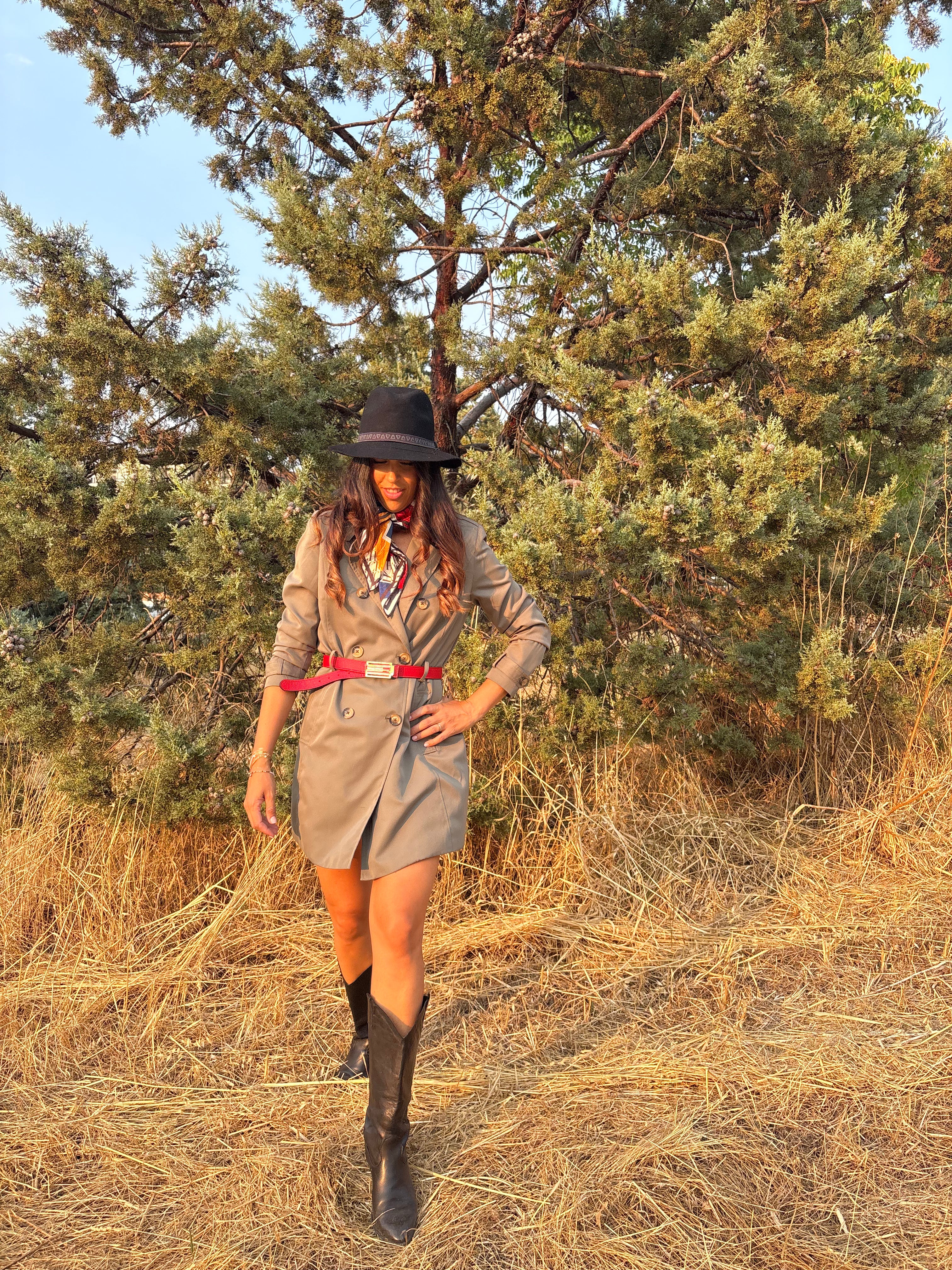 Look con cinturón Zizhá de piel roja y hebilla bañada en oro lacada a mano en rojo, hecho artesanalmente en España.